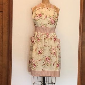 Victorian Trading Company Cottage Rose Apron NWT
